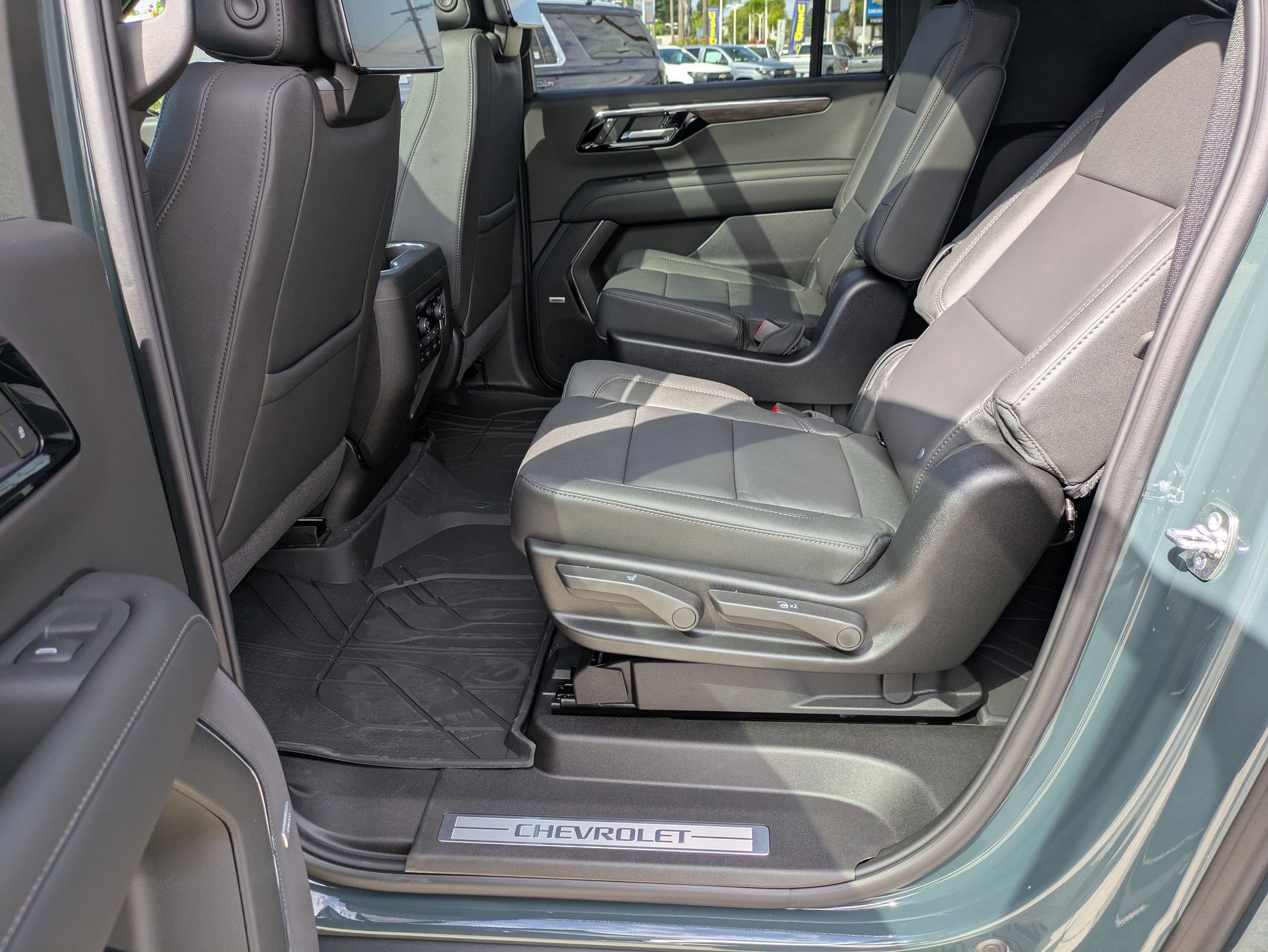 New 2026 Chevrolet Suburban Z71 image 13