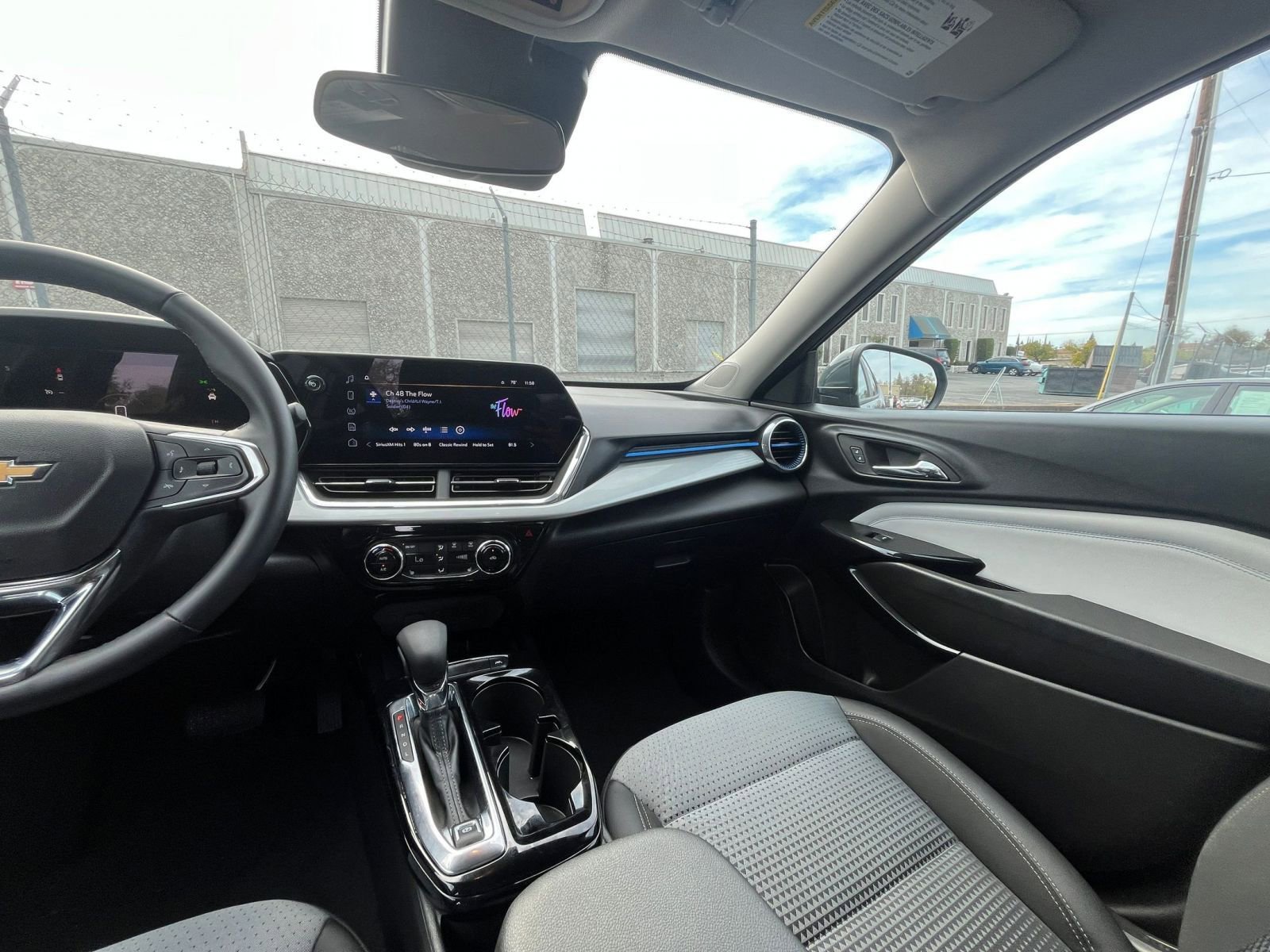 Used 2025 Chevrolet Trax LT w/ LT Convenience Package image 34