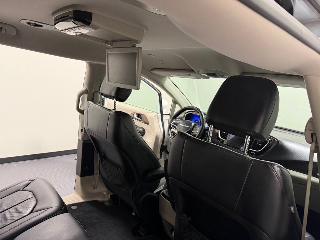 Used 2018 Chrysler Pacifica Touring-L w/ Tire & Wheel Group FWD image 9