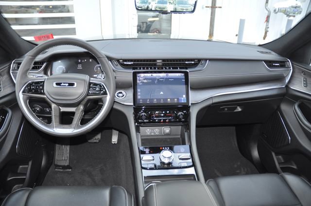 Used 2024 Jeep Grand Cherokee Overland w/ Luxury Tech Group IV image 37