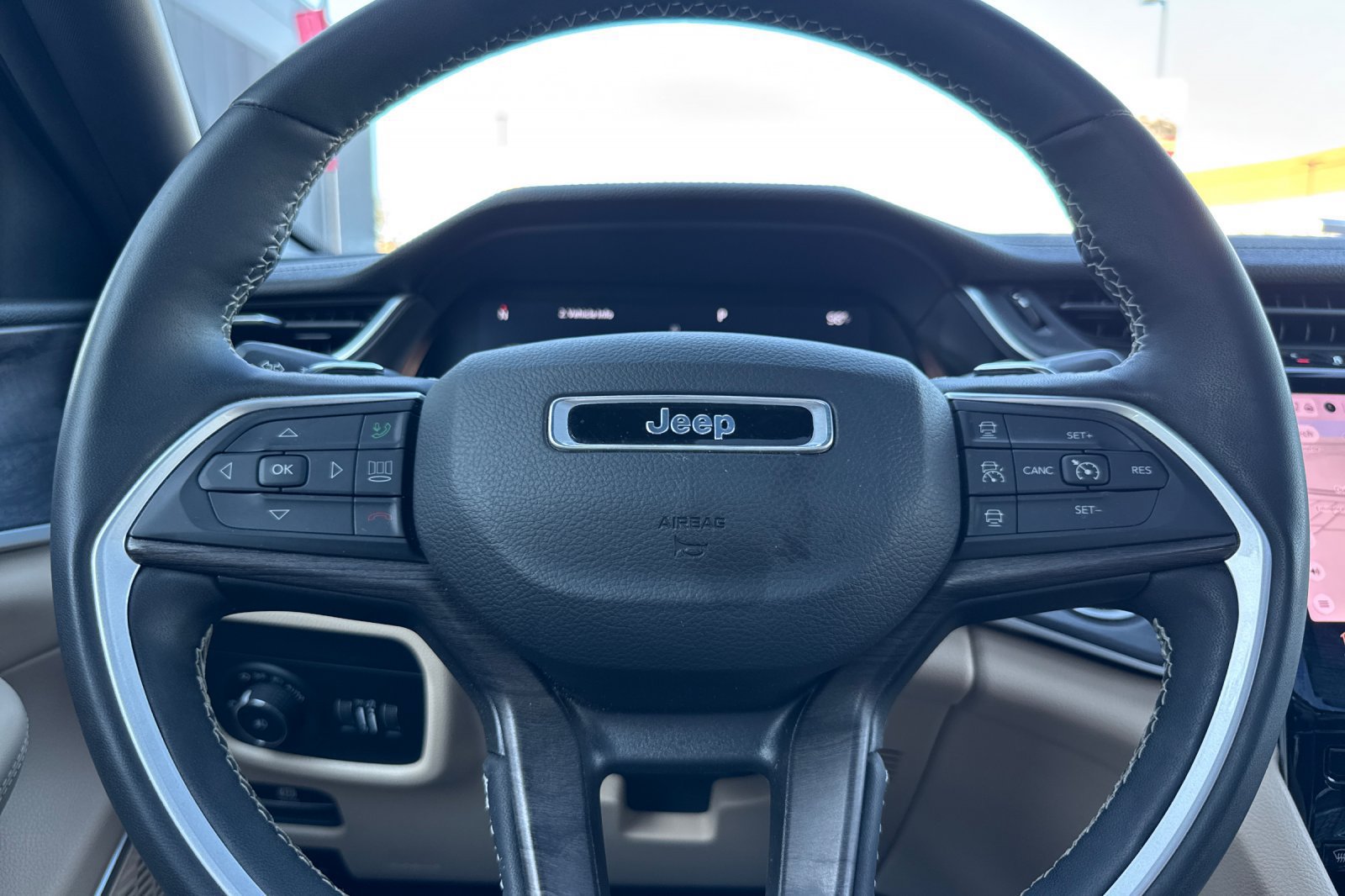 Used 2023 Jeep Grand Cherokee Limited w/ Trailer Tow Prep Group (B) AWD/4WD image 36