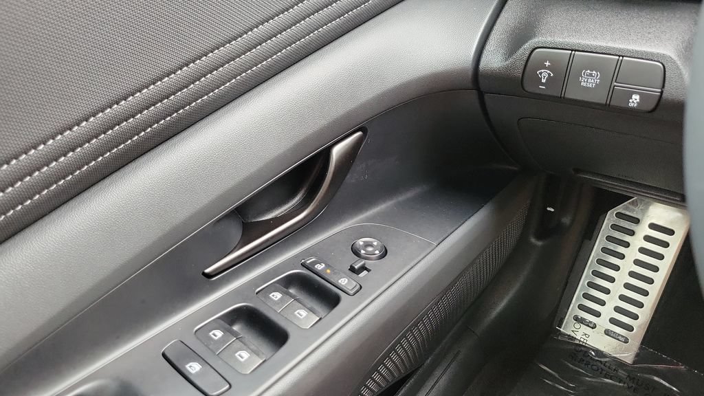 Certified 2025 Hyundai Elantra SEL FWD image 19