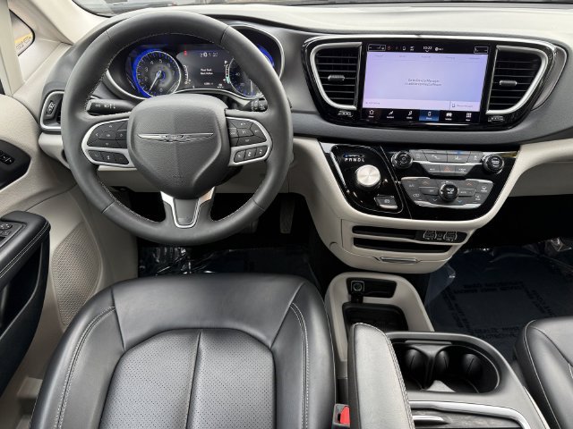 Certified 2024 Chrysler Pacifica Touring-L FWD image 9