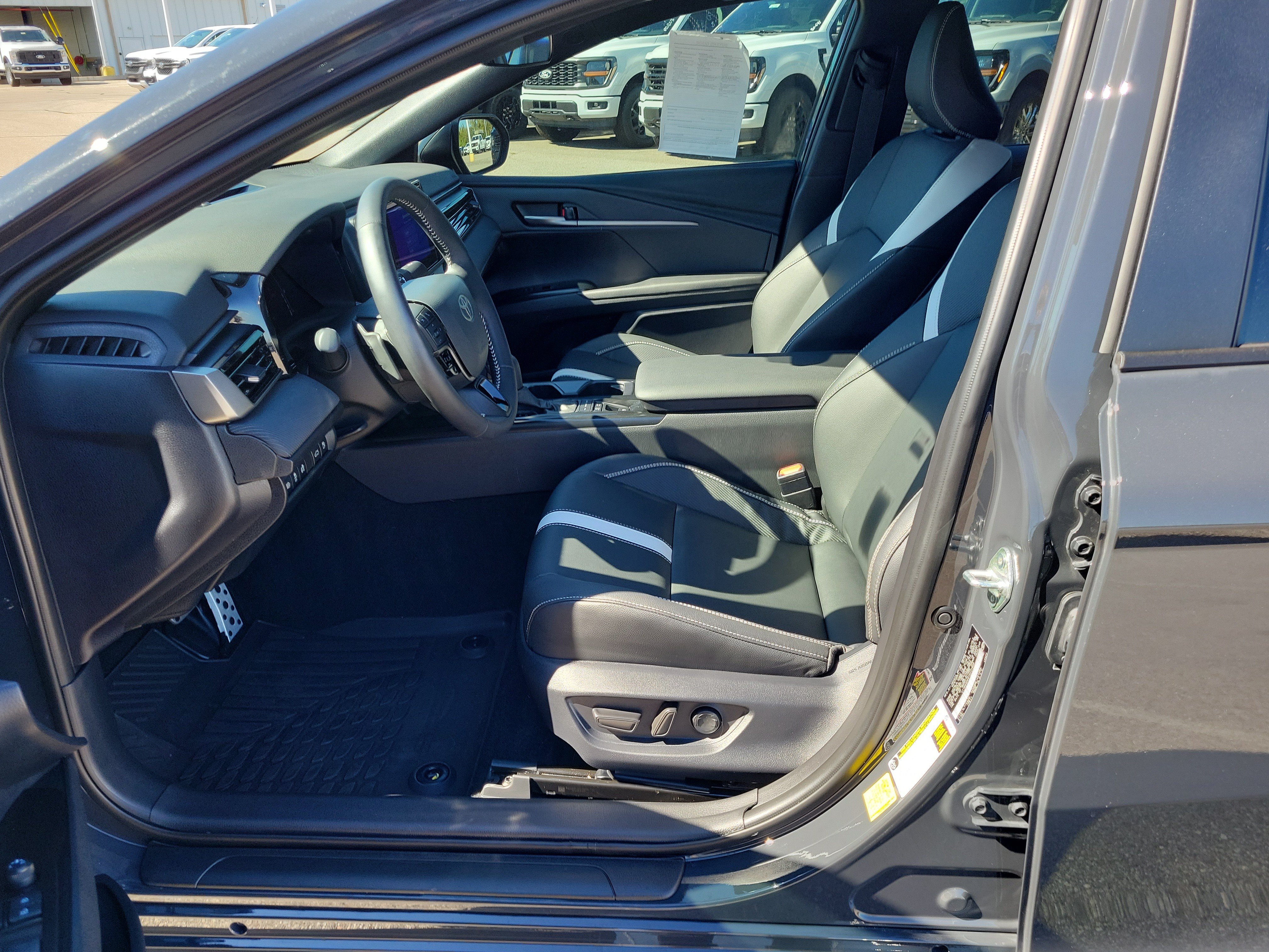 Used 2026 Toyota Camry SE FWD image 15
