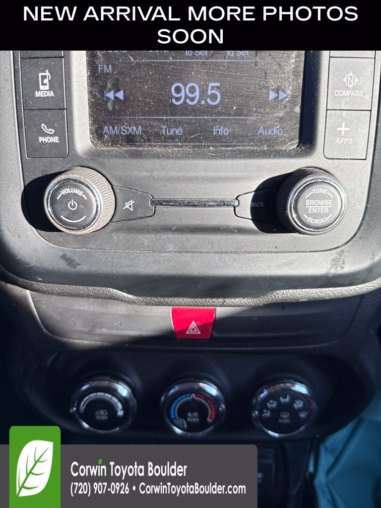 Used 2017 Jeep Renegade Latitude FWD image 11