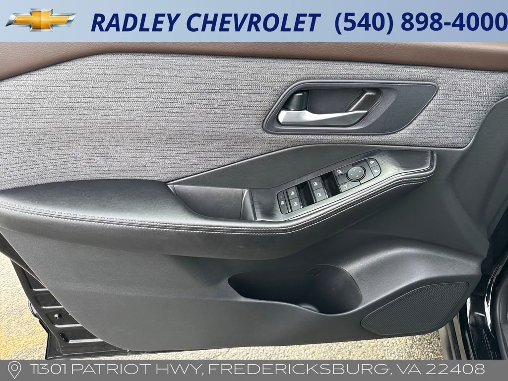 Used 2023 Nissan Rogue SV image 5