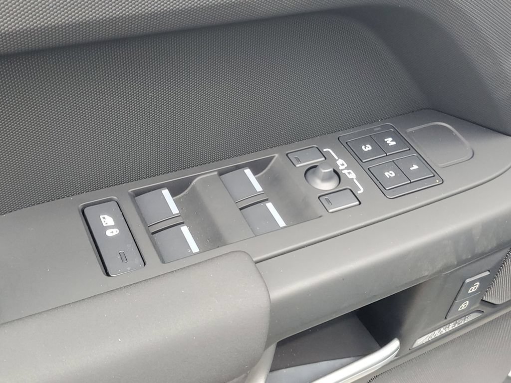Used 2026 Land Rover Defender 110 X-Dynamic SE AWD/4WD image 9