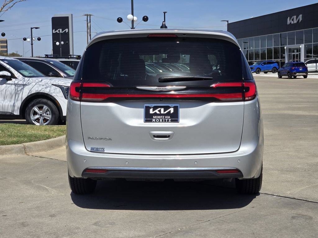 Used 2024 Chrysler Pacifica Touring-L FWD image 13