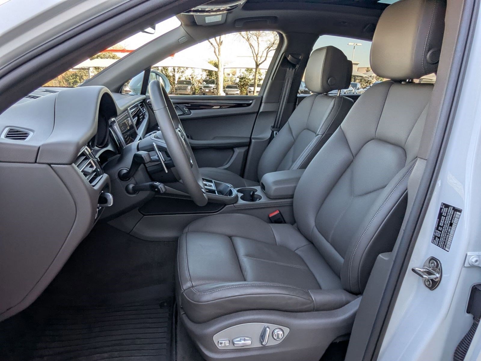 Certified 2025 Porsche Macan image 5