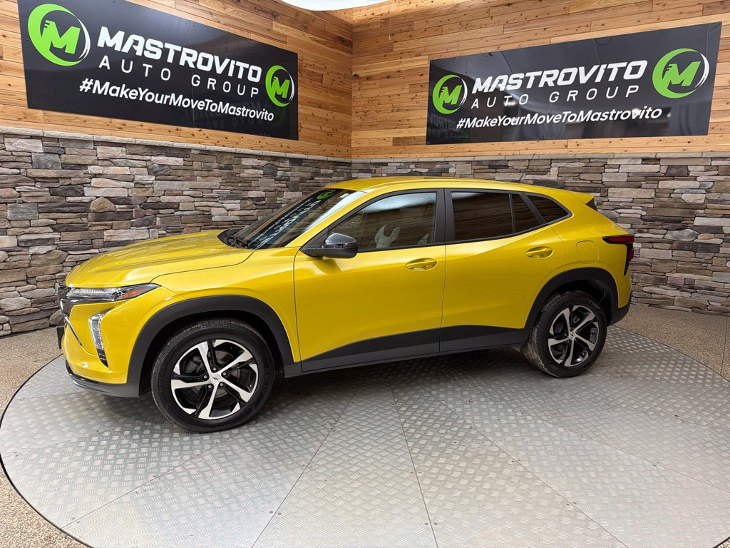 Used 2024 Chevrolet Trax RS w/ Driver Confidence Package FWD image 2