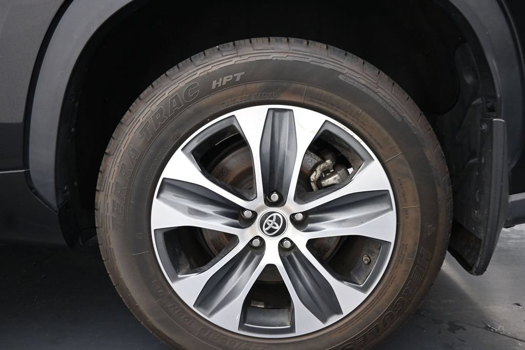 Used 2023 Toyota Highlander XLE AWD/4WD image 15