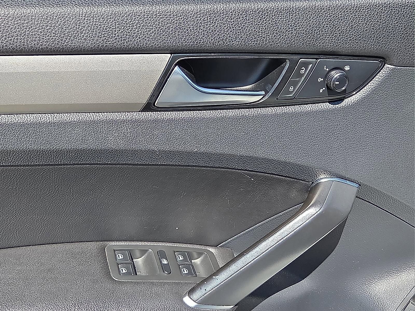 Used 2020 Volkswagen Passat 2.0T SE image 12