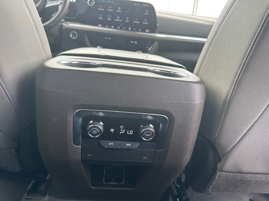 Used 2025 Chevrolet Suburban LT RWD image 19