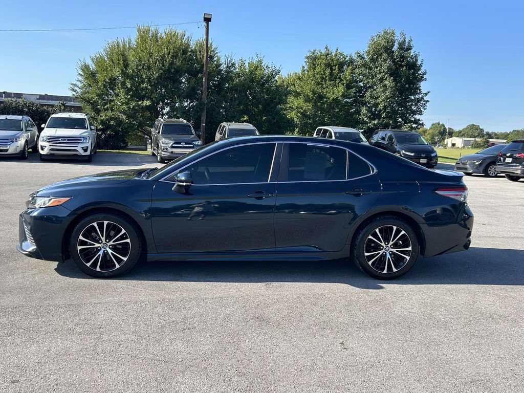 Used 2019 Toyota Camry SE w/ Convenience Package FWD image 4