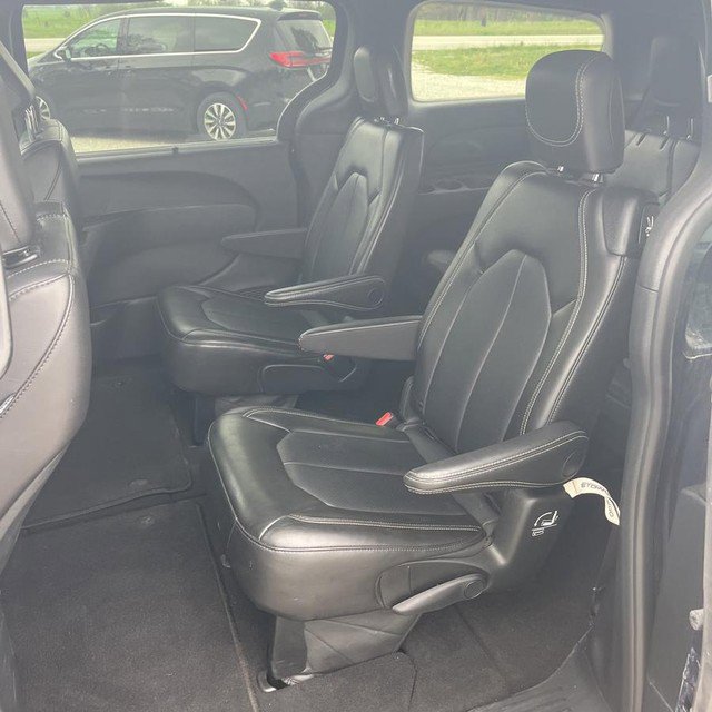 Used 2025 Chrysler Pacifica Select image 14