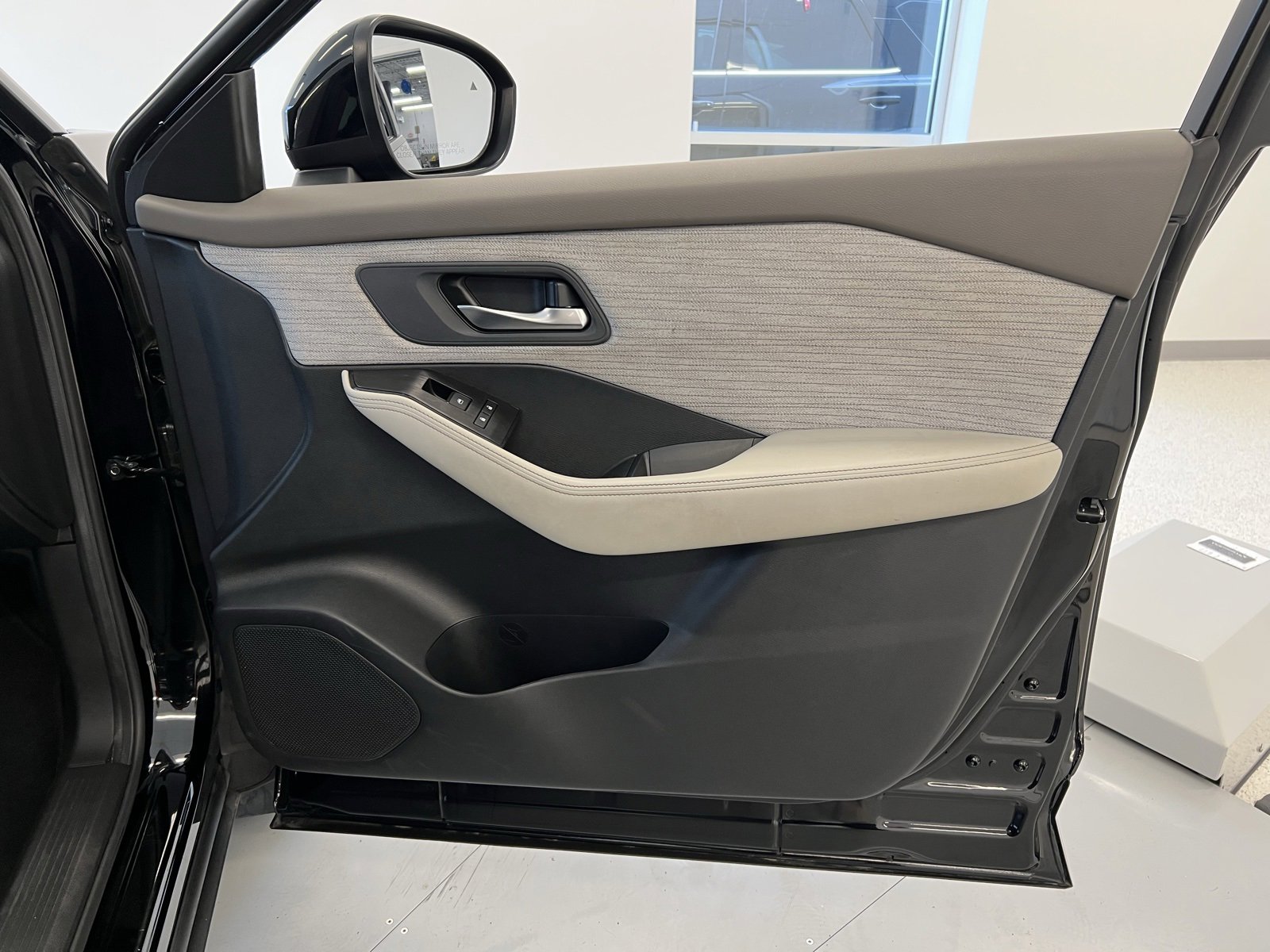 Used 2023 Nissan Rogue SV image 34