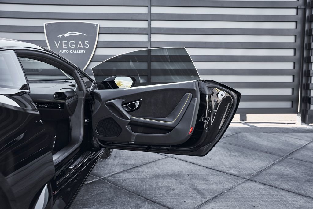 Used 2021 Lamborghini Huracan EVO image 28