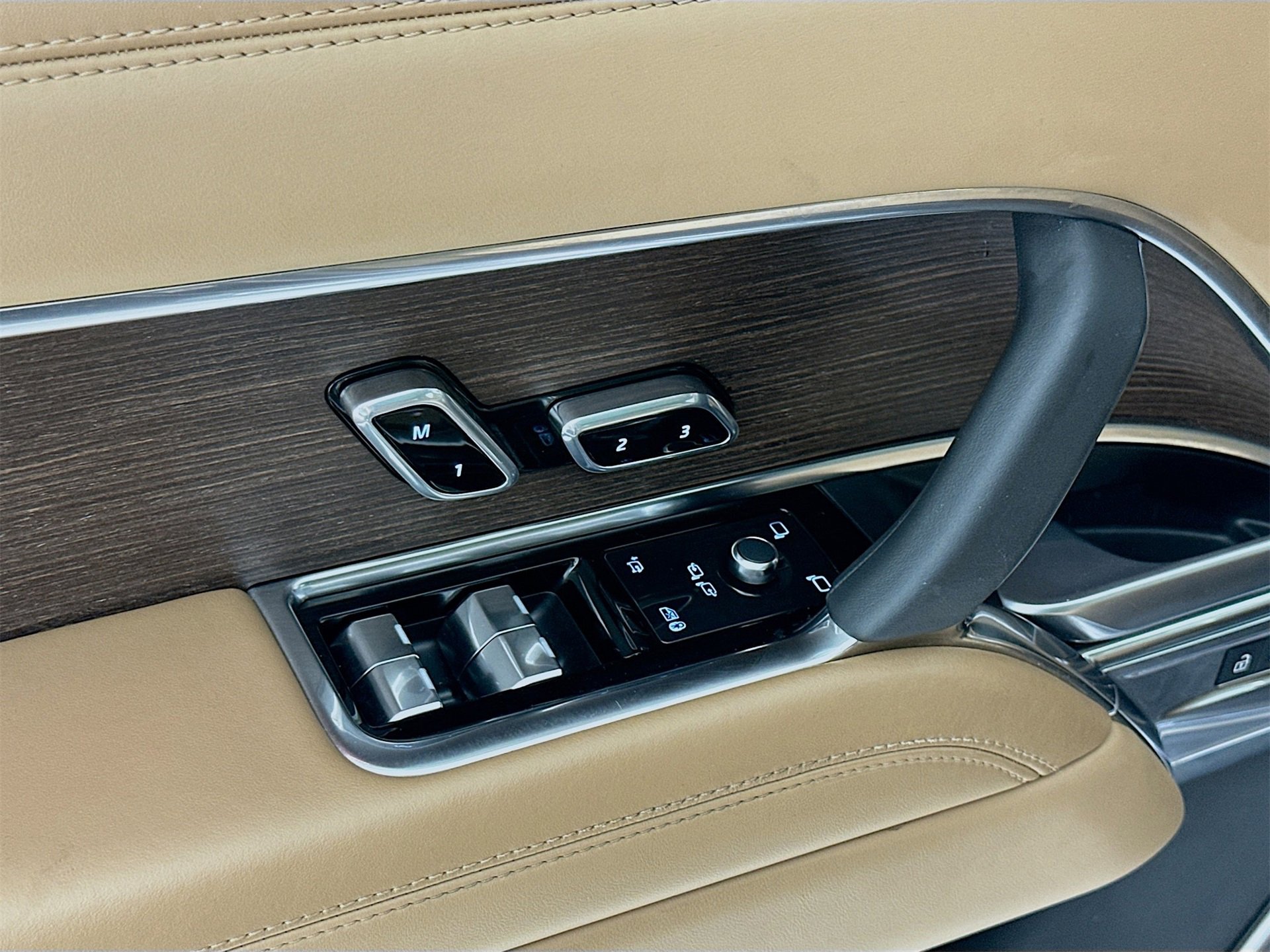 Used 2025 Land Rover Range Rover SE image 19