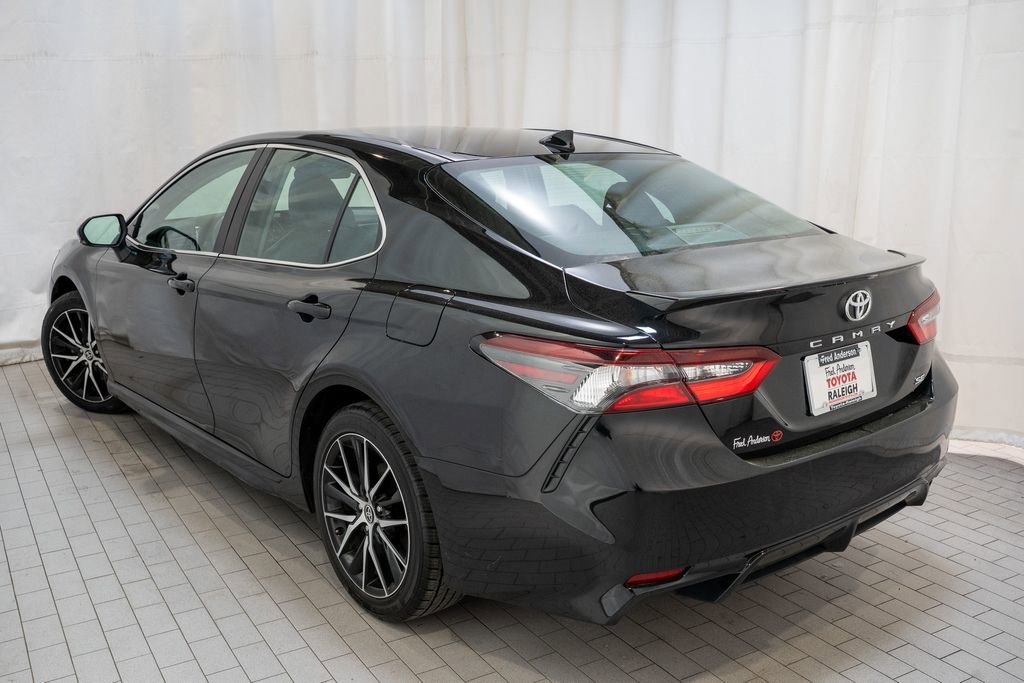 Used 2024 Toyota Camry SE image 3