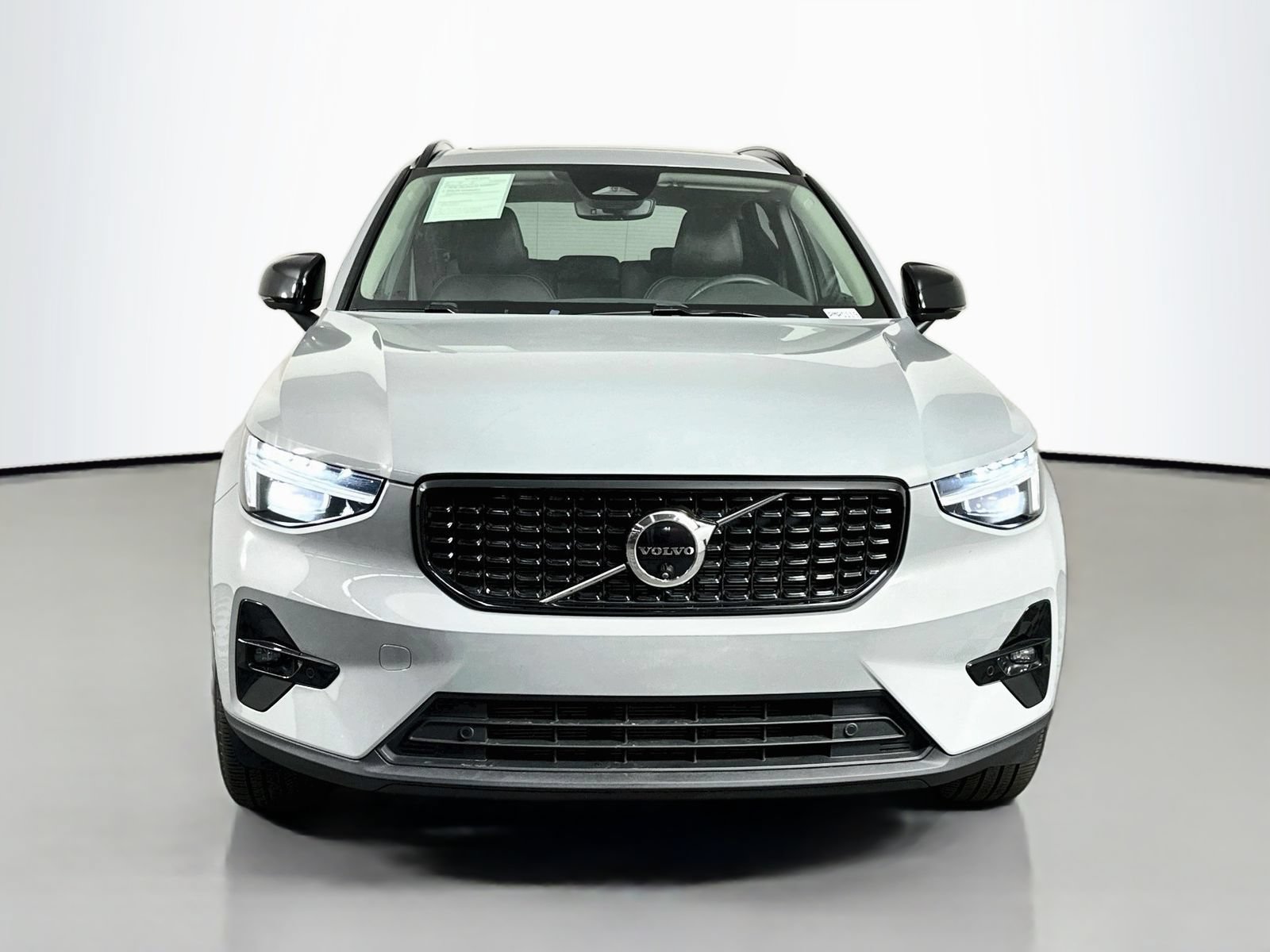 Used 2025 Volvo XC40 B5 Ultra AWD/4WD image 2