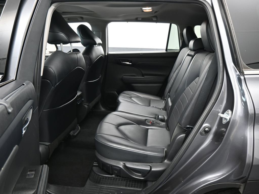 Used 2021 Toyota Highlander XLE FWD image 29