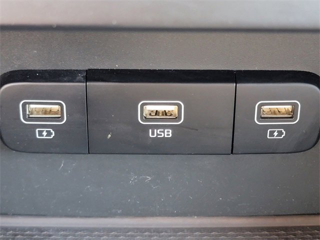 Used 2023 Kia Carnival LX image 8