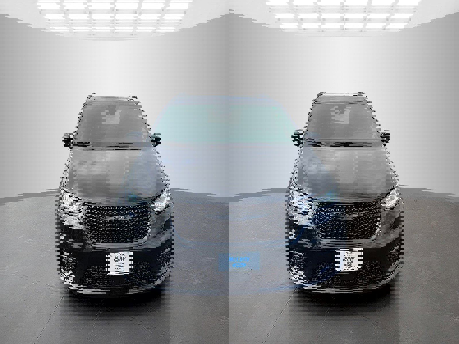 Used 2025 Chrysler Pacifica Limited image 2