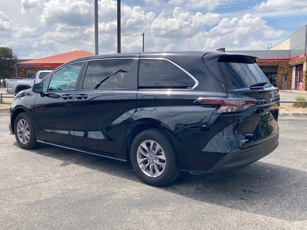 Used 2025 Toyota Sienna LE FWD image 5