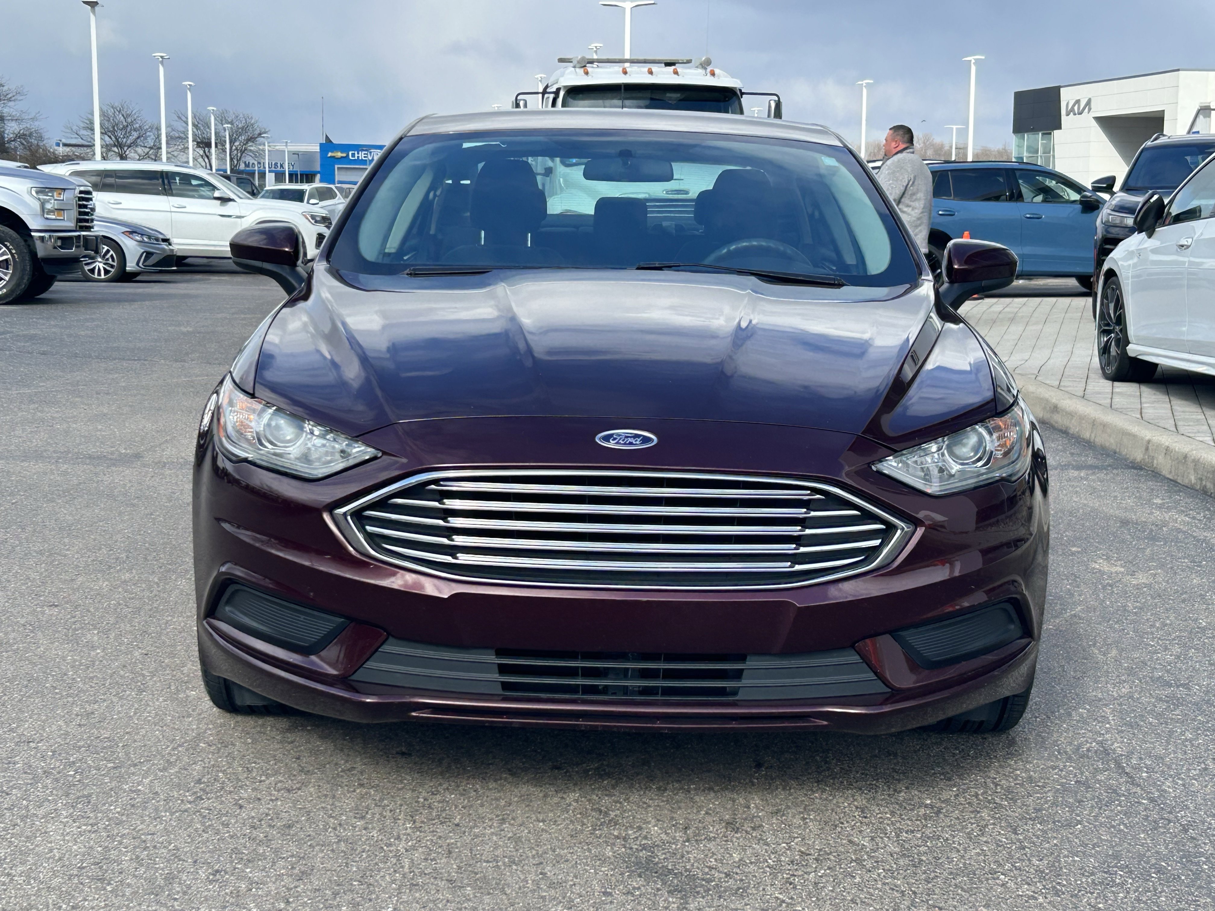 Used 2017 Ford Fusion SE w/ Fusion SE Technology Package image 2