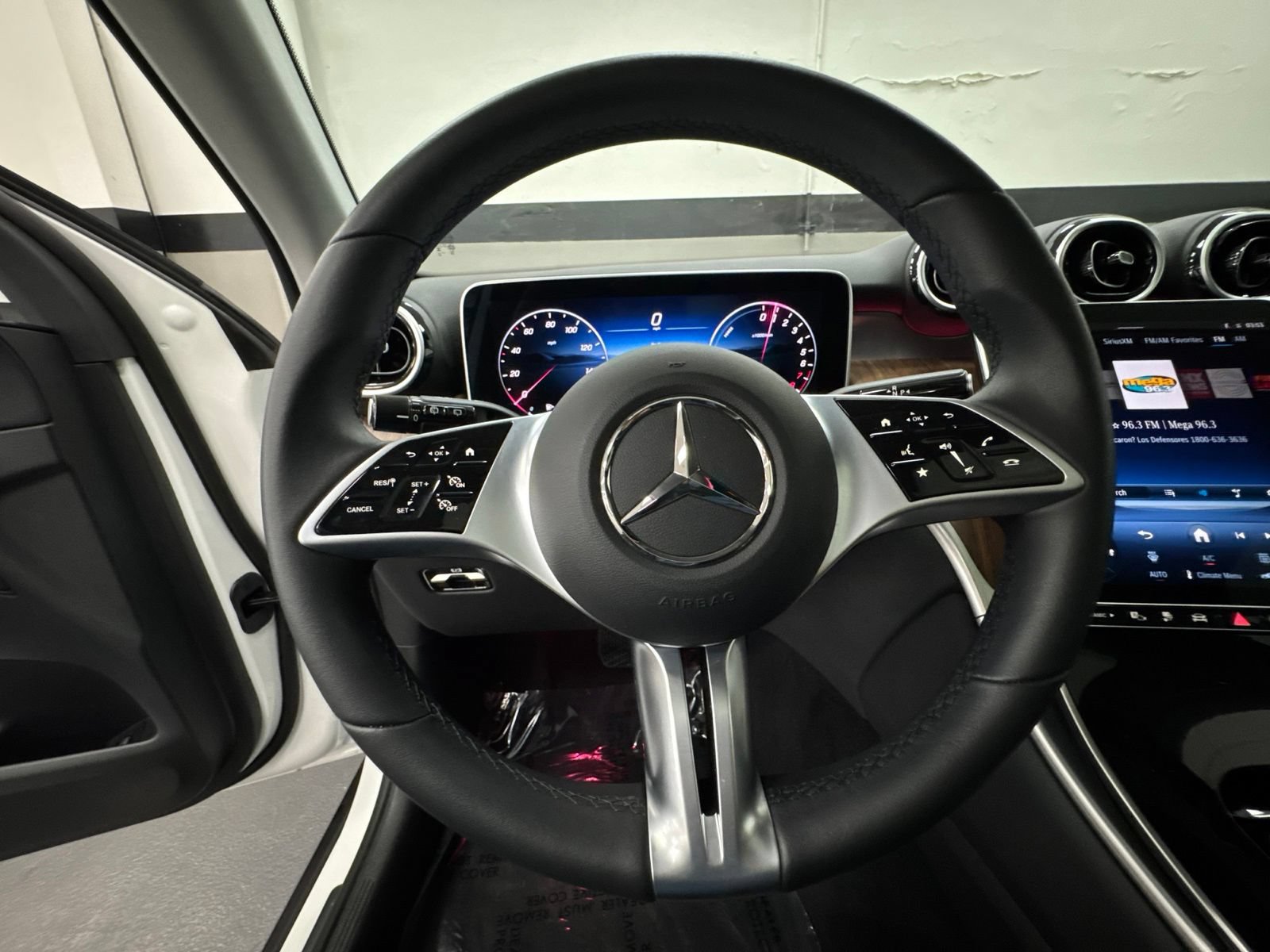 Used 2025 Mercedes-Benz GLC 350e 4MATIC image 29