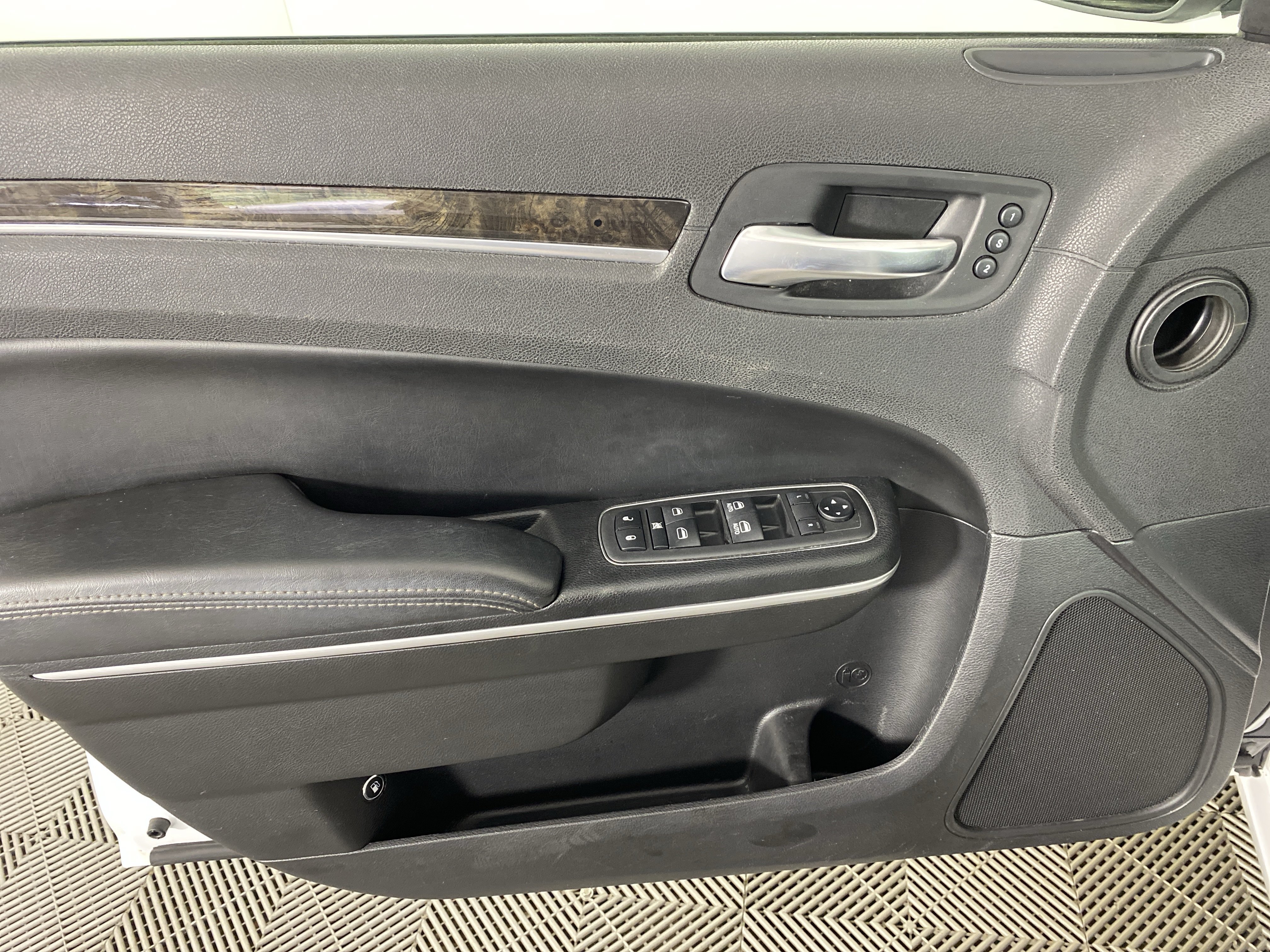 Used 2019 Chrysler 300 Limited RWD image 16