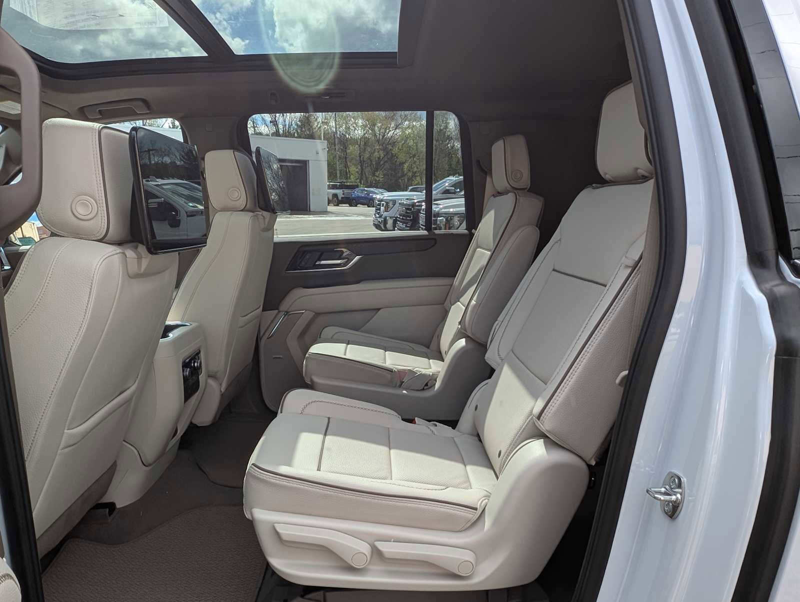 New 2026 GMC Yukon XL Denali w/ Denali Reserve Package AWD/4WD image 19