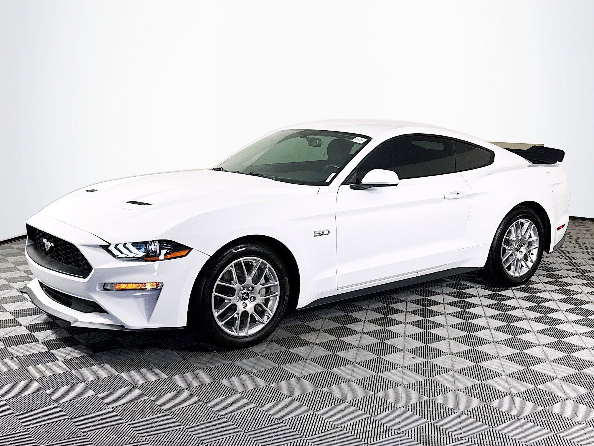 Used 2018 Ford Mustang GT RWD image 4