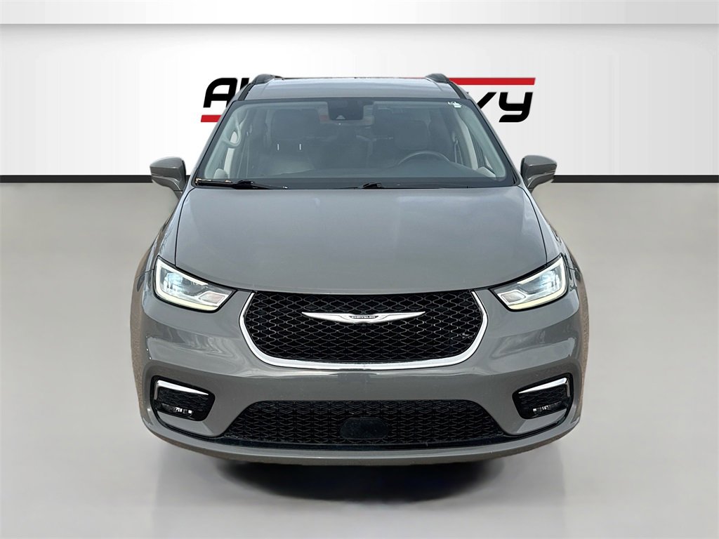 Used 2022 Chrysler Pacifica Touring-L image 2