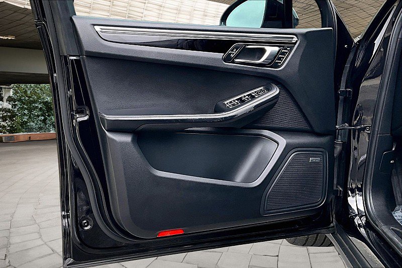 Used 2018 Porsche Macan AWD/4WD image 16