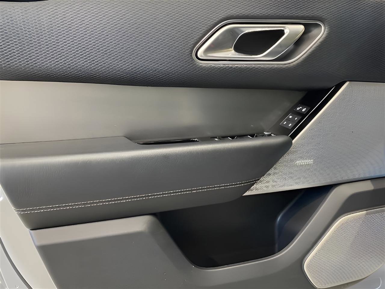 Used 2018 Land Rover Range Rover Velar S image 10