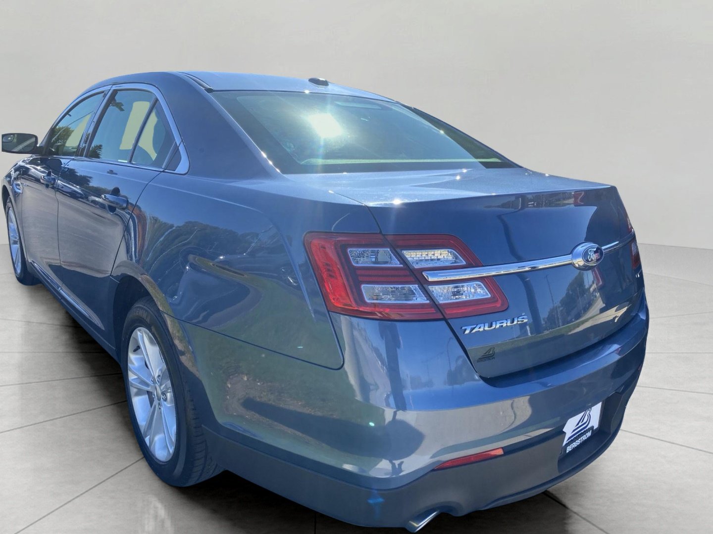 Used 2018 Ford Taurus SE FWD image 5