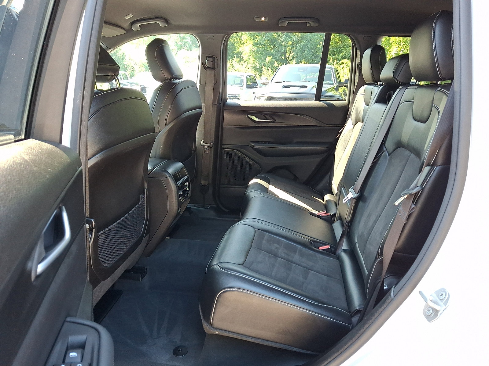 Used 2023 Jeep Grand Cherokee Altitude AWD/4WD image 10