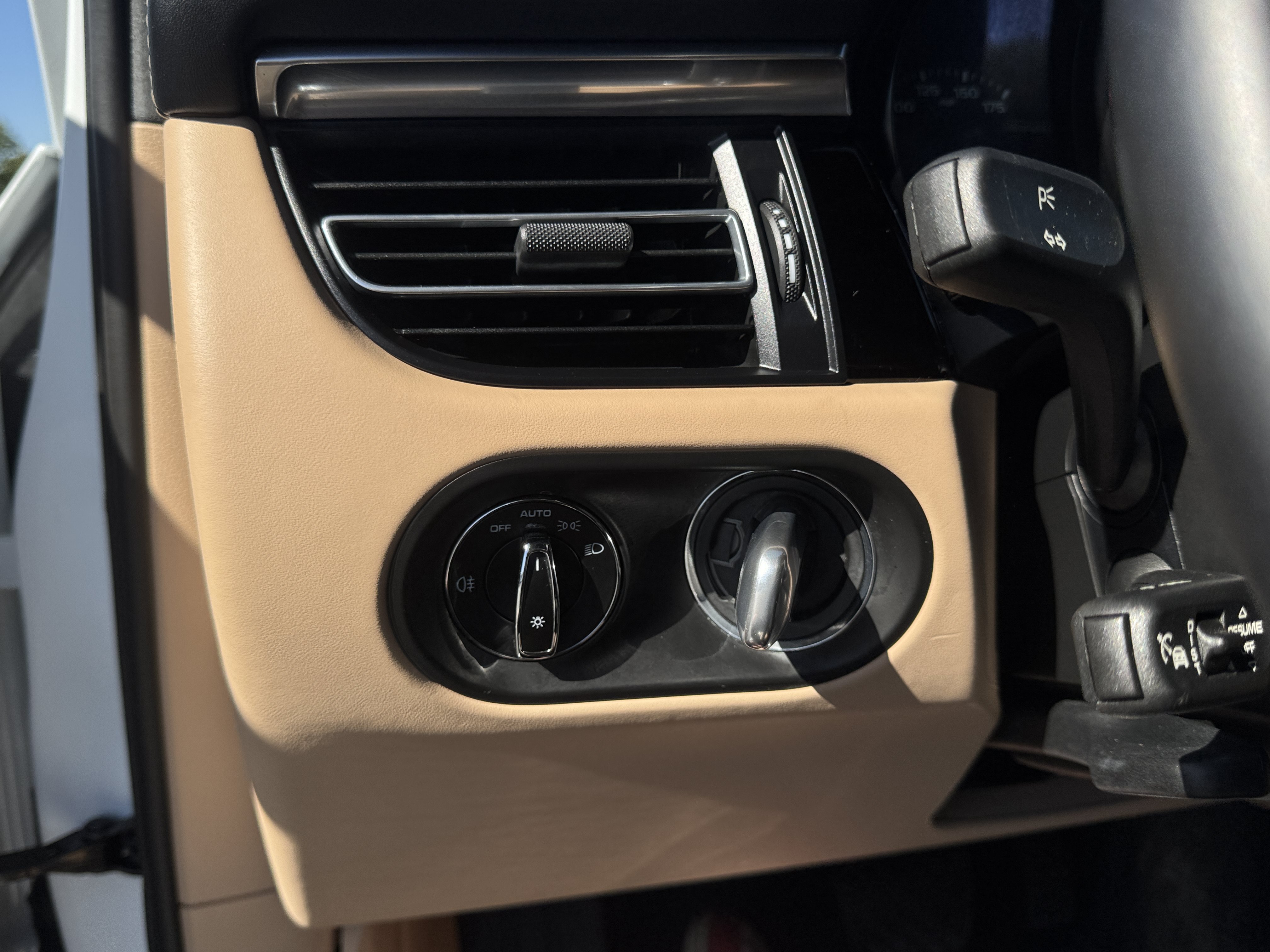 Used 2024 Porsche Macan AWD/4WD image 20
