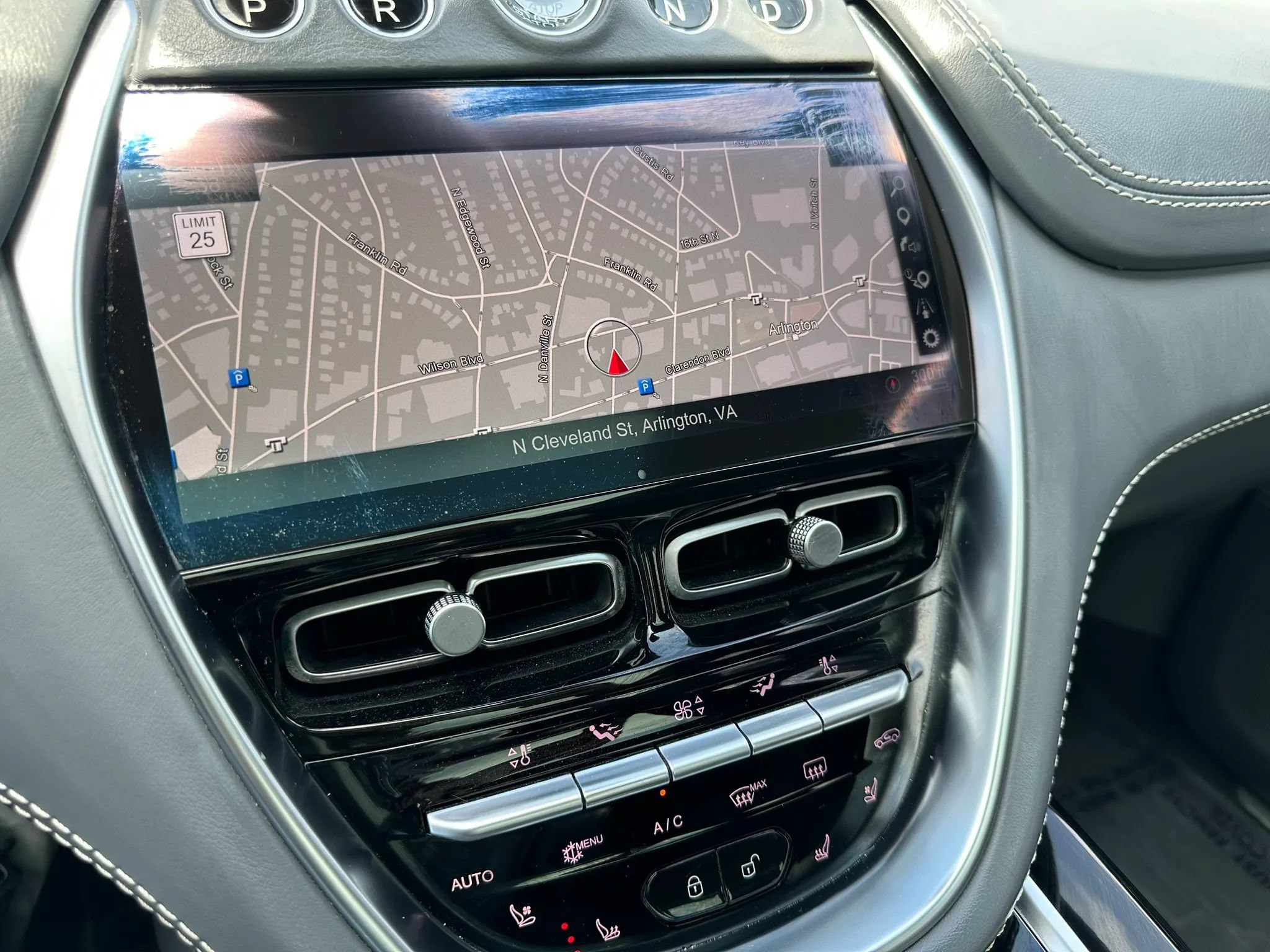 Used 2021 Aston Martin DBX AWD/4WD image 28