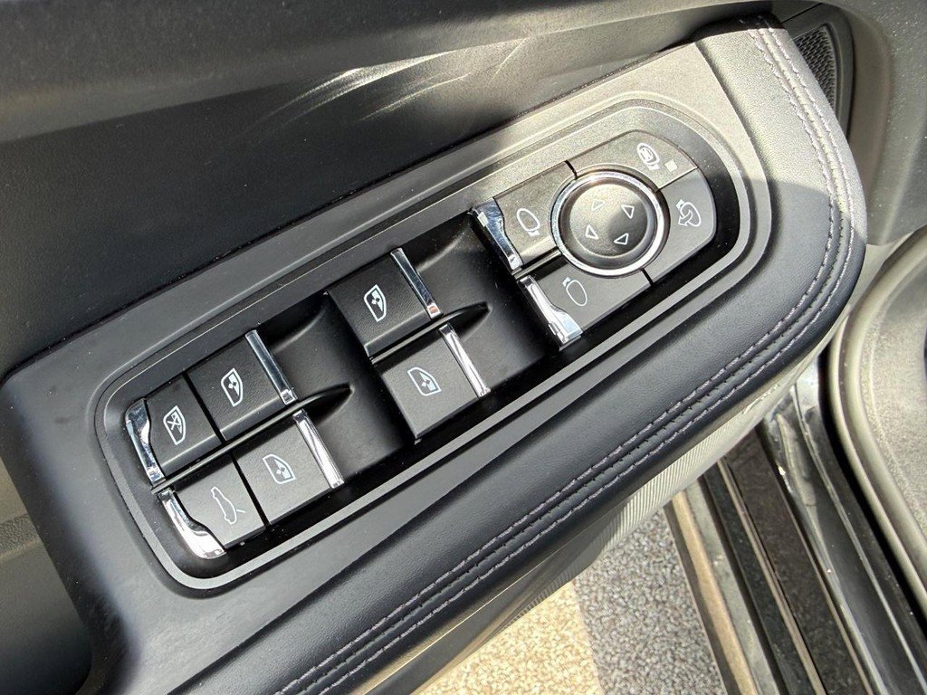 Used 2020 Porsche Macan Turbo AWD/4WD image 17