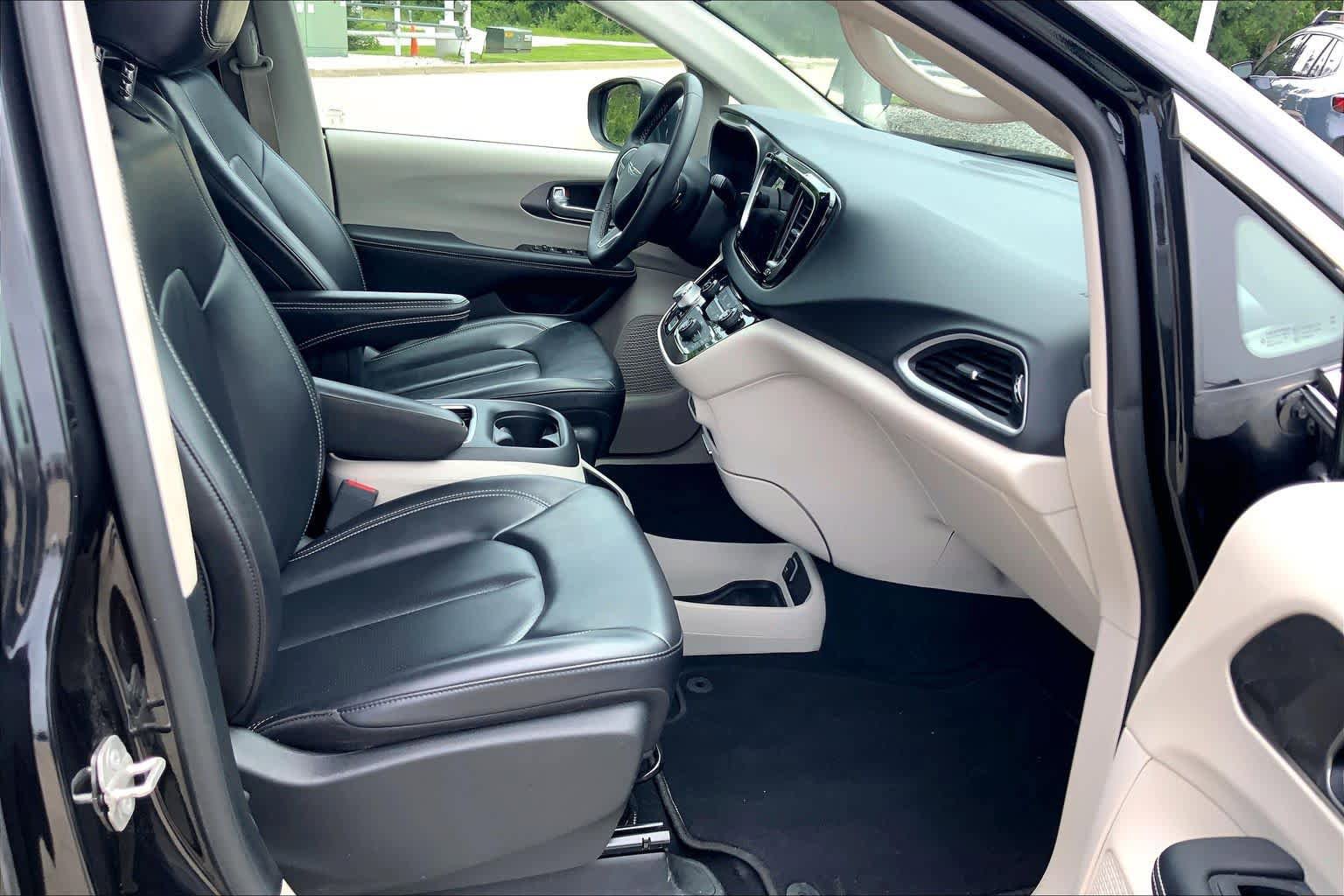 Used 2023 Chrysler Pacifica Touring-L FWD image 9