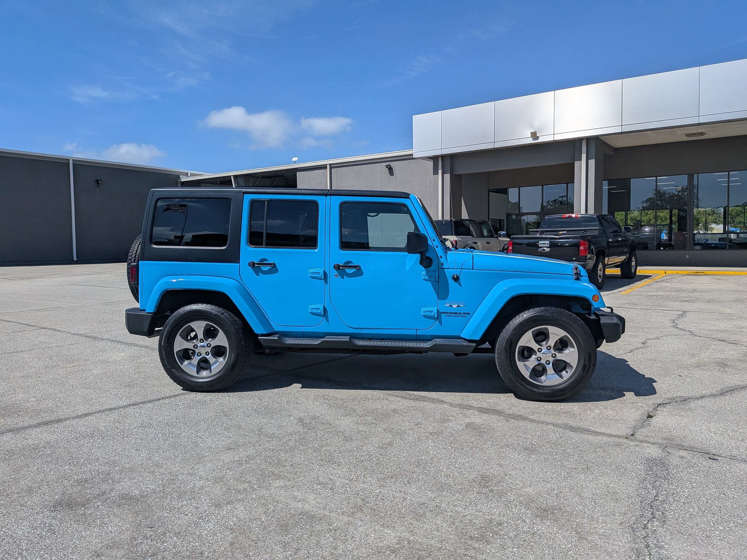 Used 2017 Jeep Wrangler Unlimited Sahara w/ Connectivity Group AWD/4WD image 3