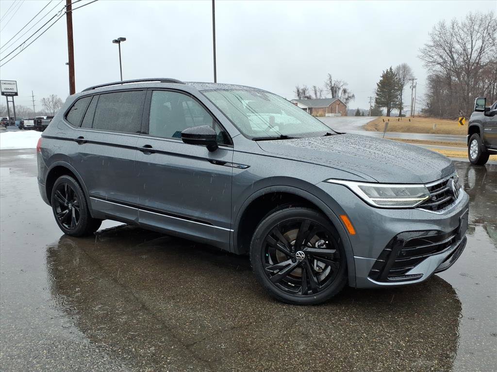 Used 2023 Volkswagen Tiguan SE R-Line image 2