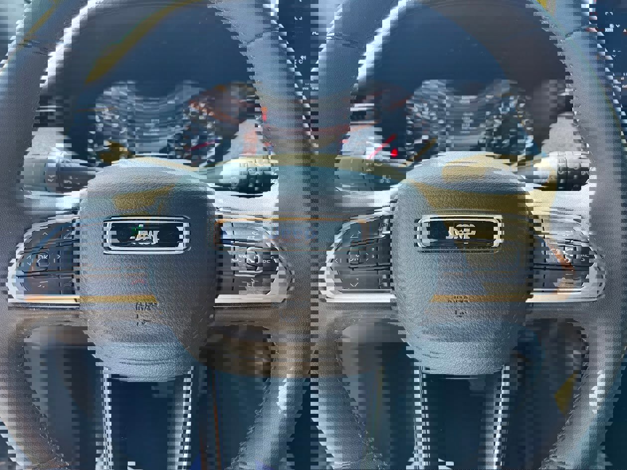 Used 2023 Jeep Compass Latitude image 12