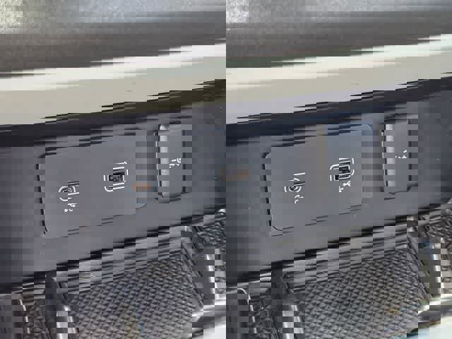 Used 2023 Land Rover Defender 130 X-Dynamic SE image 35