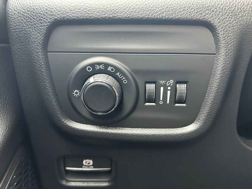 New 2025 Jeep Grand Cherokee Altitude AWD/4WD image 14
