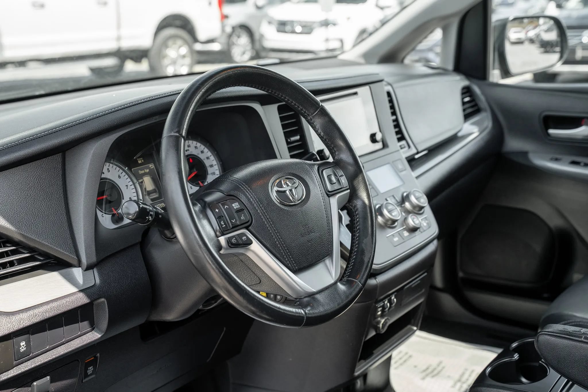 Used 2015 Toyota Sienna SE FWD image 18