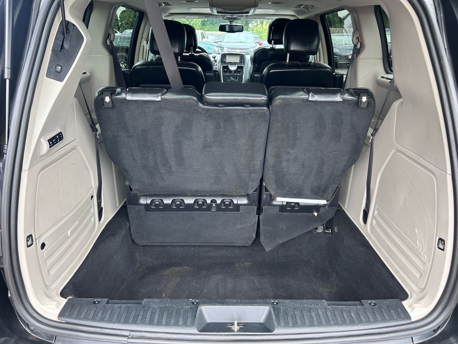Used 2016 Chrysler Town & Country Limited Platinum FWD image 17