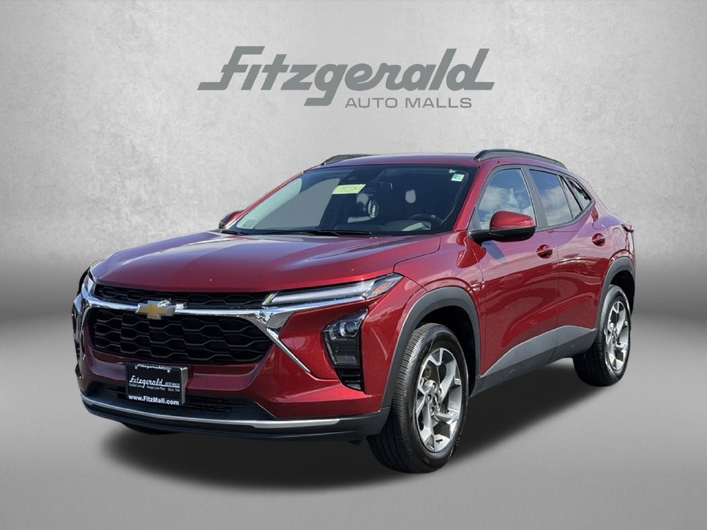 Used 2025 Chevrolet Trax LT FWD image 2